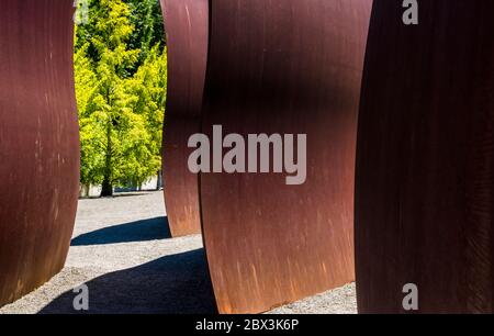 Dettaglio di una scultura chiamata Wake da Richard Serra, 2004 nel Seattle Sculpture Park, Seattle, Washington, USA. Foto Stock