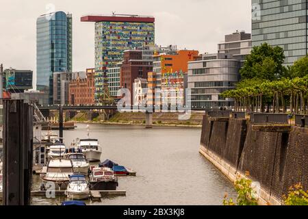 Barche nel Media Harbour di Düsseldorf. Porto sul fiume Reno a Dusseldorf, Germania Foto Stock