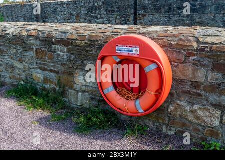 Attrezzature Lifesaving Lifebuoy/Riverside vicino al fiume. Foto Stock