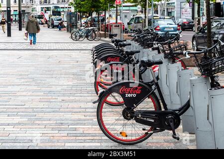 Coca Cola Zero biciclette in una fila in una docking station come parte della comunità noleggio bici a regime in Cork, Irlanda Foto Stock