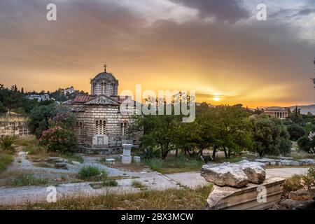 La chiesa dei Santi Apostoli di Solaki nell'antica Agora di Atene al tramonto, Grecia Foto Stock