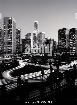 Vista aerea in bianco e nero dello skyline del centro di Los Angeles. Foto Stock