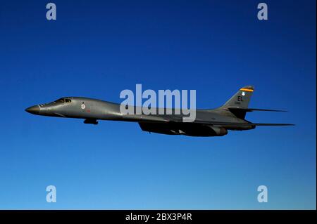 Un aereo militare militare militare B-1B degli Stati Uniti bombardiere furtivo dal 37esimo Squadrone della Bomba di spedizione, della 28a ala della Bomba, ritorna in missione dopo il rifornimento da un aereo Stratotanker KC-135 a sostegno dell'operazione Enduring Freedom 29 marzo 2011 sull'Afghanistan. Foto Stock