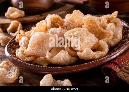 Un piatto di deliziosi ciceroni di maiale fritti. Foto Stock