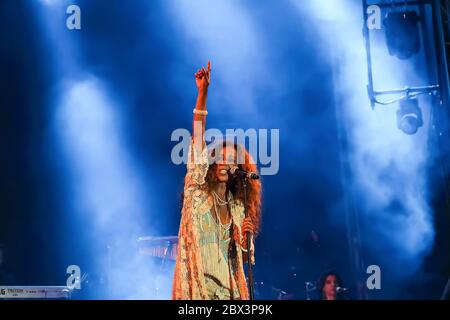 Huelva, Spagna - 6 agosto 2017: Cantante Rosario Flores, figlia di Lola Flores, dalla Spagna, durante il concerto pubblico al festival 'Colombinas' a Huelva o Foto Stock