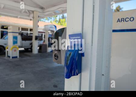 Una stazione di igienizzazione manuale è visibile presso una stazione di servizio Arco a Silicon Valley, Mountain View, California durante un focolaio del coronavirus COVID-19, 24 aprile 2020. () Foto Stock