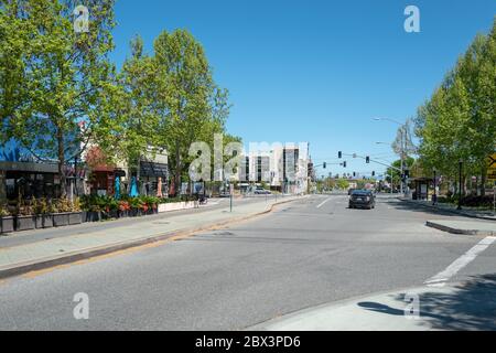 Castro Street è quasi deserta a Silicon Valley, Mountain View, California, durante uno scoppio del coronavirus COVID-19, 24 aprile 2020. () Foto Stock