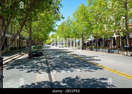 Castro Street è quasi deserta a Silicon Valley, Mountain View, California, durante uno scoppio del coronavirus COVID-19, 24 aprile 2020. () Foto Stock