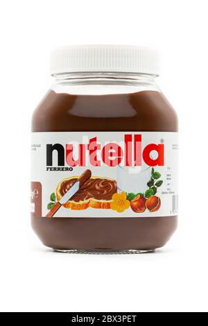 Trieste - 26 gennaio 2020 Foto di Nutella Noce spalmato vaso su sfondo bianco. Nutella è la famosa crema di nocciole al cioccolato di Fer Foto Stock