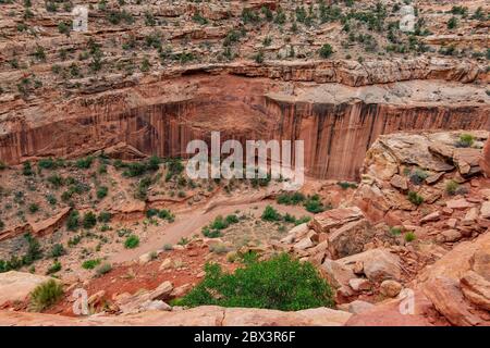 Splendido paesaggio lungo il Cassidy Arch Trail del Capitol Reef National Park nello Utah Foto Stock