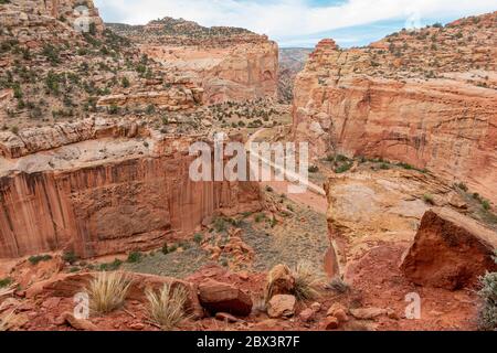 Splendido paesaggio lungo il Cassidy Arch Trail del Capitol Reef National Park nello Utah Foto Stock