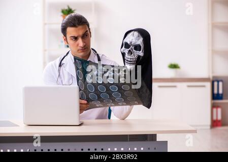 Medico del diavolo maschile radiologo che lavora in clinica Foto Stock