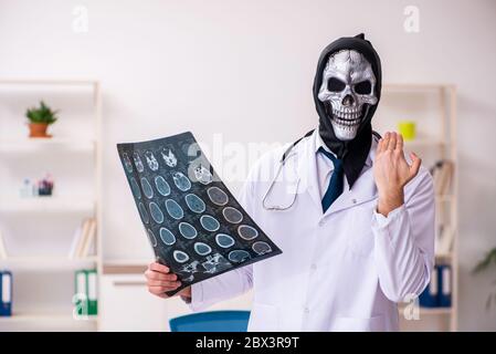 Medico del diavolo maschile radiologo che lavora in clinica Foto Stock