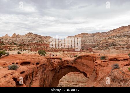 Giorno del bellissimo Cassidy Arch del Capitol Reef National Park nello Utah Foto Stock