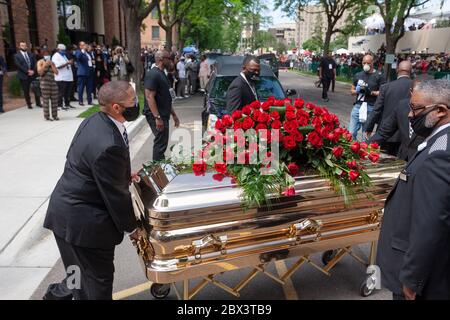 Minneapolis, Stati Uniti. 4 Giugno 2020. Il casket di George Floyd viene spostato dal monumento al cuore della North Central University di Minneapolis, Minnesota, Stati Uniti, il 4 giugno 2020. Benjamin Crump, avvocato della famiglia di George Floyd, soffocato a morte durante la custodia della polizia, ha detto giovedì che è stata la 'pandemia del razzismo' che ha ucciso l'uomo nero. Credit: Ben Hovland/Xinhua/Alamy Live News Foto Stock