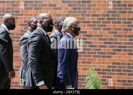 Minneapolis, Stati Uniti. 4 Giugno 2020. L'attivista per i diritti civili Alfred Sharpton (1° R) arriva alla North Central University per il memoriale di George Floyd a Minneapolis, Minnesota, Stati Uniti, il 4 giugno 2020. Benjamin Crump, avvocato della famiglia di George Floyd, soffocato a morte durante la custodia della polizia, ha detto giovedì che è stata la 'pandemia del razzismo' che ha ucciso l'uomo nero. Credit: Ben Hovland/Xinhua/Alamy Live News Foto Stock