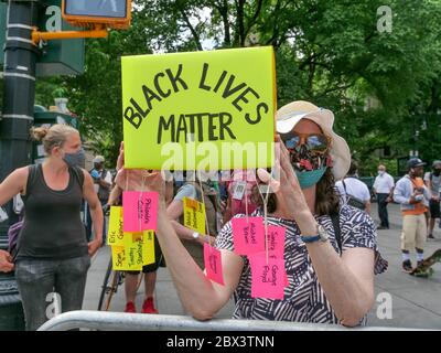 New York, New York, Stati Uniti. 4 Giugno 2020. Migliaia di manifestanti BLM hanno marciato sul ponte di Brooklyn a New York per protestare pacificamente contro la morte di George Lloyd da parte della polizia di Minneapolis. Marciarono da Cadman Plaza Bklyn a Foley Square a Lower Manhattan e oltre. Credit: Milo Hess/ZUMA Wire/Alamy Live News Foto Stock