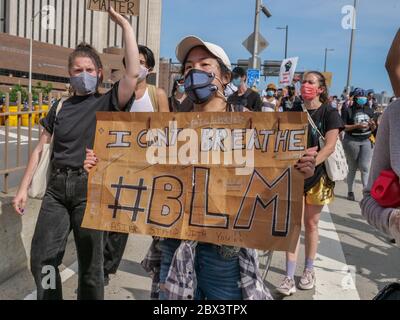 New York, New York, Stati Uniti. 4 Giugno 2020. Migliaia di manifestanti BLM hanno marciato sul ponte di Brooklyn a New York per protestare pacificamente contro la morte di George Lloyd da parte della polizia di Minneapolis. Marciarono da Cadman Plaza Bklyn a Foley Square a Lower Manhattan e oltre. Credit: Milo Hess/ZUMA Wire/Alamy Live News Foto Stock