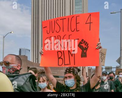 New York, New York, Stati Uniti. 4 Giugno 2020. Migliaia di manifestanti BLM hanno marciato sul ponte di Brooklyn a New York per protestare pacificamente contro la morte di George Lloyd da parte della polizia di Minneapolis. Marciarono da Cadman Plaza Bklyn a Foley Square a Lower Manhattan e oltre. Credit: Milo Hess/ZUMA Wire/Alamy Live News Foto Stock