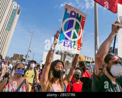 New York, New York, Stati Uniti. 4 Giugno 2020. Migliaia di manifestanti BLM hanno marciato sul ponte di Brooklyn a New York per protestare pacificamente contro la morte di George Lloyd da parte della polizia di Minneapolis. Marciarono da Cadman Plaza Bklyn a Foley Square a Lower Manhattan e oltre. Credit: Milo Hess/ZUMA Wire/Alamy Live News Foto Stock