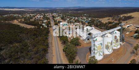 Ravensthorpe Australia Occidentale Noveber 11 2019 : Vista aerea dei sili di grano e della città di Ravensthorpe sulla South Coast Highway, Australia Occidentale Foto Stock