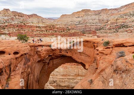 Giorno del bellissimo Cassidy Arch del Capitol Reef National Park nello Utah Foto Stock