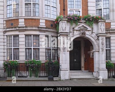 Londra, UK - 23 settembre 2016: Il quartiere Pall Mall di Londra ha eleganti vecchi edifici di appartamenti e case cittadine con facciata decorata in modo elaborato Foto Stock