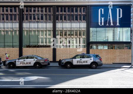 Toronto, Canada. 4 Giugno 2020. Il negozio DI GAP su Bloor Street nel centro di Toronto sembra essere imbarcato con gli incrociatori di polizia parcheggiati di fronte come misura precauzionale contro i danni e saccheggi, come le proteste contro il razzismo anti-nero è previsto per il prossimo fine settimana. Dominic Chan/EXimages Credit: EXImages/Alamy Live News Foto Stock