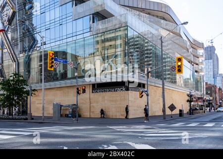 Toronto, Canada. 4 Giugno 2020. Il negozio Nordstrom rack nel centro di Toronto è stato preso come misura precauzionale contro i danni e saccheggi, come le proteste contro il razzismo anti-nero è previsto per il prossimo fine settimana. Dominic Chan/EXimages Credit: EXImages/Alamy Live News Foto Stock