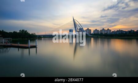 Panorama del Jetty sul lago durante il tramonto a Pullman, Putrajaya, Malesia. (DOF poco profondo, sfocatura leggermente in movimento) Foto Stock