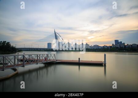 Panorama del Jetty sul lago durante il tramonto a Pullman, Putrajaya, Malesia. (DOF poco profondo, sfocatura leggermente in movimento) Foto Stock