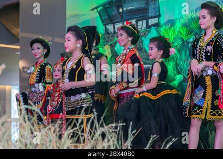 Kota Kinabalu, Sabah , Malesia - 22 maggio 2017 : le ragazze carine indossano il costume tradizionale kadazandusun etnico Sabah durante il festival di Harvest celebrità Foto Stock