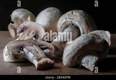 Primo piano un'immagine o macro fotografia di funghi in un ambiente buio, luce chiave bassa, o cibo scuro, utilizzando il concetto chiaroscuro. Foto Stock