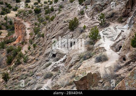 NM00502-00...NUOVO MESSICO - sentiero stretto indossato nella pietra morbida dal Ancestrale Puebloans sopra diverse case di scogliera Tsankawi unità di Bandelier NM. Foto Stock