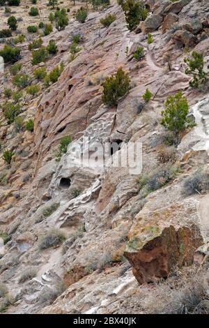 NM00503-00...NUOVO MESSICO - Sentiero indossato nella morbida pietra tufo e nella dimora di cavate sulla scogliera appena sotto il sentiero principale nella sezione di Tsankawi di Bandelier Foto Stock