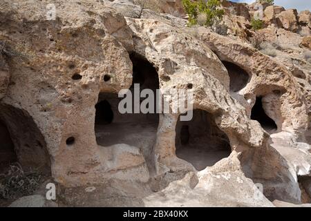 NM00505-00...NUOVO MESSICO - la residenza di cavates scavata nel tufo morbido nella sezione di Twankawi del Monumento Nazionale di Bandelier. Foto Stock