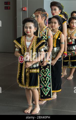 Kota Kinabalu, Sabah , Malesia - 22 maggio 2017 : le ragazze carine indossano il costume tradizionale kadazandusun etnico Sabah durante il festival di Harvest celebrità Foto Stock