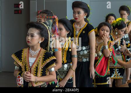 Kota Kinabalu, Sabah , Malesia - 22 maggio 2017 : le ragazze carine indossano il costume tradizionale kadazandusun etnico Sabah durante il festival di Harvest celebrità Foto Stock