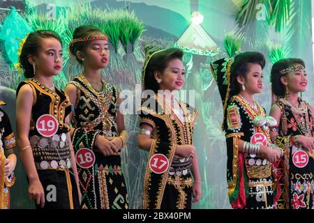 Kota Kinabalu, Sabah , Malesia - 22 maggio 2017 : le ragazze carine indossano il costume tradizionale kadazandusun etnico Sabah durante il festival di Harvest celebrità Foto Stock