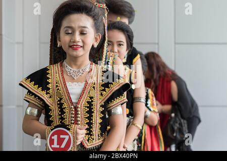 Kota Kinabalu, Sabah , Malesia - 22 maggio 2017 : le ragazze carine indossano il costume tradizionale kadazandusun etnico Sabah durante il festival di Harvest celebrità Foto Stock