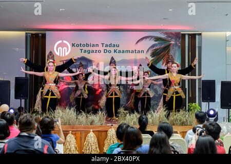 Kota Kinabalu, Sabah , Malesia - 22 maggio 2017 : le ragazze carine indossano il costume tradizionale kadazandusun etnico Sabah durante il festival di Harvest celebrità Foto Stock