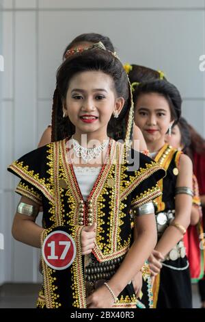 Kota Kinabalu, Sabah , Malesia - 22 maggio 2017 : le ragazze carine indossano il costume tradizionale kadazandusun etnico Sabah durante il festival di Harvest celebrità Foto Stock