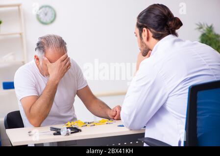 Paziente che soffre del diabete che visita il medico Foto Stock