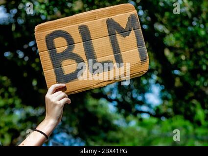 Un protestore fa ondare un segno Black Lives Matter mentre si è protestato contro la brutalità della polizia, il 4 giugno 2020, al Memorial Park di Mobile, Alabama. Foto Stock