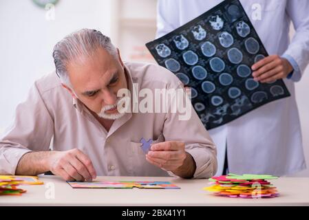 Medico e paziente che soffre della malattia di Alzheimer Foto Stock