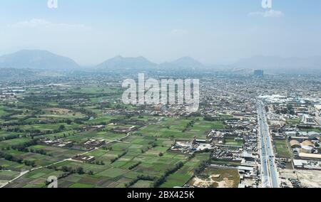 Bella montagna e area agricola a est di Kabul Afghanistan Foto Stock