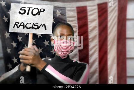 Stop razzismo nero attivista ragazza protestante contro il governo degli Stati Uniti - giovane indignata e hipster africana americana in possesso di banner di protesta chiedendo Foto Stock