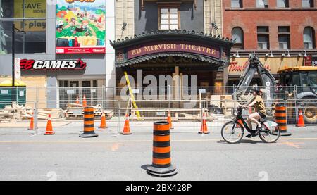 Toronto, Canada. 4 Giugno 2020. Una donna passa accanto a un teatro di Toronto, Canada, il 4 giugno 2020. Con altre proteste anti-razzismo previste questo fine settimana a Toronto, alcuni negozi al dettaglio del centro hanno imbarcato i loro depositi per paura di essere saccheggiati. Credit: Zou Zheng/Xinhua/Alamy Live News Foto Stock