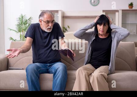 La vecchia coppia ha argomento in casa Foto Stock