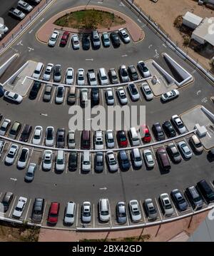 Le auto parcheggiate in un parcheggio di servizio vista dall'alto Foto Stock